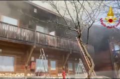 Asiago, incendio in una struttura ricettiva: nessun ferito, le immagini