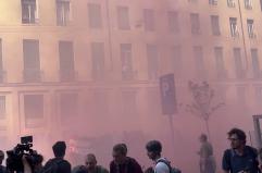 Corteo centri sociali a Milano,fumogeni e petardi contro la Polizia: le immagini