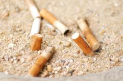 Spiagge italiane, boom di mozziconi e plastica