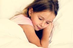 Melatonina e bambini, ecco dose e orario ideali per il sonno