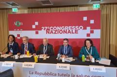 Tumori, Aiom: "16% donne costrette a lasciare il lavoro dopo la diagnosi"