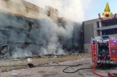 In fiamme edificio abbandonato a Tor Sapienza, dentro persone che lo occupavano