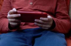 Bambini troppo digitali, l'allarme dei pediatri: quali sono i rischi per corpo e mente