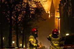 Brucia chiesa in centro ad Amsterdam, crolla il campanile