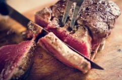 Usa e dieta, Kennedy Jr. capovolge piramide alimentare: pi&ugrave; carne rossa e latte intero