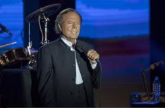 Julio Iglesias accusato di violenza sessuale da due sue ex dipendenti