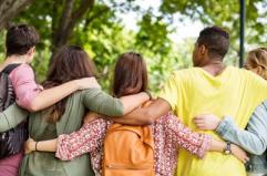 Mal di schiena nei giovani, ne soffre il 20%: errori da non fare, consigli e falsi miti