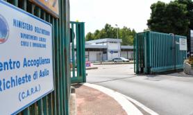 Bari, la Befana porta dolci e doni per i bambini ospiti del Cara