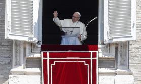Papa Francesco saluta un gruppo salentini che ballano la pizzica a San Pietro