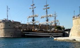 Taranto, ponte girevole e aperto e in migliaia accolgono la Vespucci