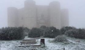 Primi fiocchi di neve in Puglia: Castel Del Monte e Murgia imbiancate