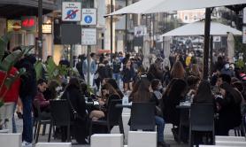 Covid, da domani il coprifuoco slitta a mezzanotte. Altre 4 regioni in zona bianca