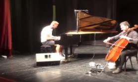 De Vrij  pianista improvvisato sul palco del Teatro di Nard&ograve;