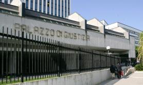 Fasano, li arrestava e poi li mandava dalla fidanzata avvocato: maresciallo cc accusato di abuso d'ufficio