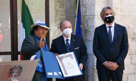 Barletta, Al Bano canta l'inno d'Italia alla consegna delle onorificenze per la festa della Repubblica