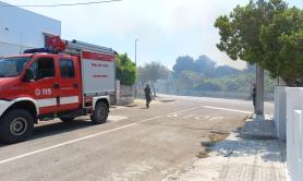Lecce, un vasto incendio sta divorando la pineta di San Foca