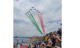 Taranto, spettacolo in cielo e in mare per l&rsquo;avvio del SailGp con Le Frecce Tricolori  VIDEO