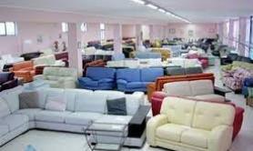 Matera, crisi post covid: seduti sul salotto sfondato