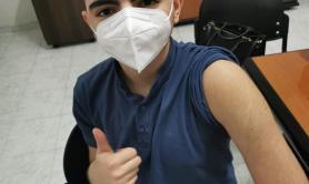 Foggia, youtuber 15enne affetto da Leucemia si vaccina: ed &egrave; subito festa