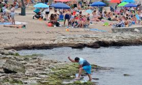 Caldo e nuvole a Bari, bar e vie dello shopping affollate: ma i bagnanti non rinunciano al mare