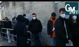 Matera, da oggi test rapidi Covid per personale scolastico: lunga fila e proteste dei cittadini