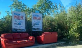 Potenza, il salotto a cielo aperto sul marciapiede: divani rossi abbandonati in via Giovanni XXIII