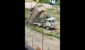 Potenza, camion sversa rifiuti in cantiere edile: i residenti della zona lo scoprono e lo filmano