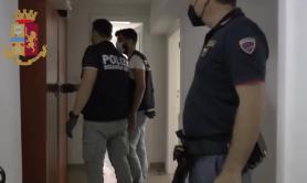 Potenza, coltiva la droga nel laboratorio per tatuaggi: arrestato