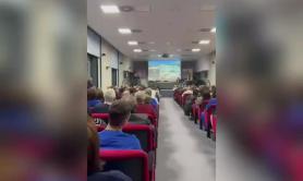 &laquo;Buffoni, via&raquo;: tensioni a Casa Sollievo, urla e fischi dei lavoratori durante gli auguri con i vertici VIDEO