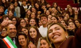 Il Liceo Socrate a Bari spegne 50 candeline: la festa con gli ex studenti, ci sono anche Leccese e Serena Brancale