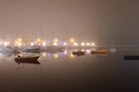 Bari, la nebbia rende magica l'atmosfera natalizia