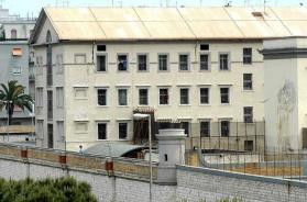 Bari, cellulari nel carcere: assolti tre detenuti e una dottoressa