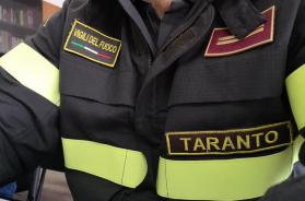 Statte, in fiamme deposito di spedizioni: coinvolti 25 mezzi, distrutti completamente 17 furgoni aziendali Statte, in fiamme deposito di spedizioni: coinvolti 25 mezzi, distrutti completamente 17 furgoni aziendali