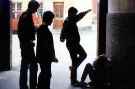 Trani, 16enne picchia un disabile 33enne perché guardava la fidanzatina: il pestaggio finisce sui social Trani, 16enne picchia un disabile 33enne perché guardava la fidanzatina: il pestaggio finisce sui social