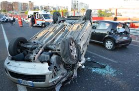 Bari, auto si ribalta in via estramurale Capruzzi: donna alla guida soccorsa da 118