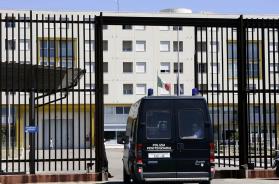 Lecce, aggressione in carcere: poliziotto preso a bastonate con la scopa Lecce, aggressione in carcere: poliziotto preso a bastonate con la scopa