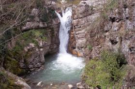 Turista soccorsa da famiglia barese alle cascate di San Fele: un anno dopo li cerca per ringraziarli