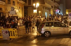 Brindisi, i residenti chiedono un milione di danni per la movida. E il consigliere rilancia: «Mettiamo musica con gli altoparlanti» Brindisi, i residenti chiedono un milione di danni per la movida. E il consigliere rilancia: «Mettiamo musica con gli altoparlanti»