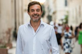 Lecce, il deputato Stefanazzi (Pd): &laquo;Hanno tentato di incendiare l'auto di mia moglie&raquo;. Indaga la Digos