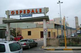 Monopoli, 42enne nudo salta su un'auto e distrugge una tabaccheria: panico in via Procaccia. L'uomo &egrave; stato portato in ospedale