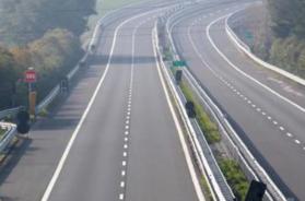 Corriere rapinato e sequestrato sulla statale 16 tra Barletta e Trani: spariti il furgone e il carico