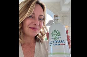 Meloni in masseria in Puglia, tuffi e musica in piscina Meloni in masseria in Puglia, tuffi e musica in piscina