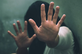 Salento, bimba di 10 anni racconta gli abusi al maestro: indagato il compagno della madre Salento, bimba di 10 anni racconta gli abusi al maestro: indagato il compagno della madre