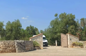 Ceglie Messapica, tentano di entrare nella masseria di Giorgia Meloni: &laquo;&Egrave; per la sicurezza nazionale&raquo;