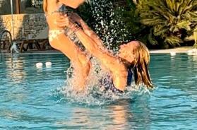 Giorgia Meloni e il Ferragosto in masseria in Puglia tra amici, piscina e bombette Giorgia Meloni e il Ferragosto in masseria in Puglia tra amici, piscina e bombette