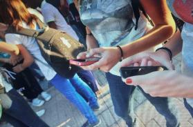 Prof.ssa accoltellata a Bergamo, la proposta di Valditara: &laquo;Prossimo passo vietare i social ai minori di 15 anni&raquo;. Siete d'accordo?