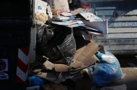 Bari, le video trappole contro gli «sporcaccioni»: in un mese individuati 800 abbandoni di rifiuti grazie all'IA