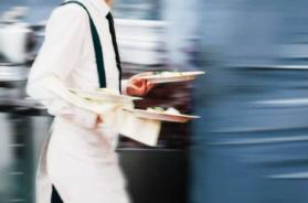 Taranto, la denuncia di un cameriere 24enne: «Ho lavorato 10 giorni da schiavo in pizzeria, 195 euro per 80 ore di lavoro»