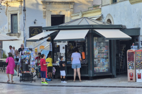 Matera, il sogno di Michela: a 29 anni salva l’edicola di piazza Vittorio Veneto