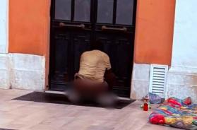 Bari, immortalato mentre defeca davanti alla stazione centrale a mezzogiorno